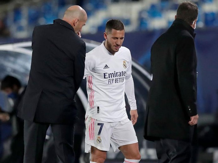 MADRID, SPAIN - NOVEMBER 03: Eden Hazard of Real Madrid speaks with Zinedine Zidane, Head Coach of Real Madrid as he leaves the pitch during the UEFA Champions League Group B stage match between Real Madrid and FC Internazionale at Estadio Alfredo Di Stefano on November 03, 2020 in Madrid, Spain. Football Stadiums around Europe remain empty due to the Coronavirus Pandemic as Government social distancing laws prohibit fans inside venues resulting in fixtures being played behind closed doors. (Photo by Gonzalo Arroyo Moreno/Getty Images)