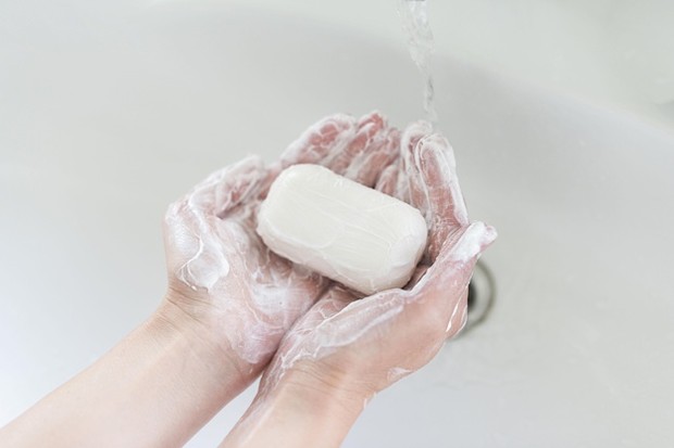 Foto: freepik.com Mencuci sponge makeup.