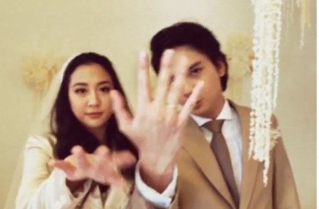 melalui akun instagram pribadi masing-masing menunggah sebuah video pendek yang memperlihatkan keduanya menunjukkan cincin pernikahan yang sudah melingkar di jari manis.