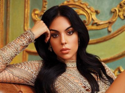 8 Potret Cantik Kekasih Cristiano Ronaldo Jadi Model Majalah Arab