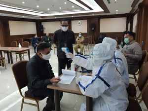 Hakim dan Pegawai PN Jakpus Jalani Rapid Test Antigen COVID-19 Hakim dan Pegawai PN Jakpus Jalani Rapid Test Antigen COVID-19
