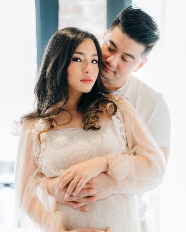 Meski telah berkeluarga dan memiliki anak, Chef Arnold dan sang istri kerap tampil mesra bak sepasang kekasih.