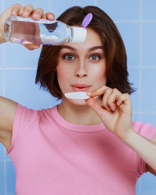 Hyaluronic Acid menjadi salah satu kandungan yang secara alami ditemukan di tubuh kalian, senyawa ini akan membantu menarik air ke dalam kulit.