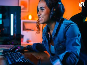 Pilih Jadi Pro Player Esports atau YouTuber?