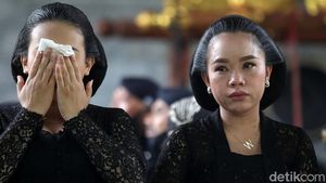 Isak Tangis Lepas Jenazah Dalang Ki Seno Nugroho