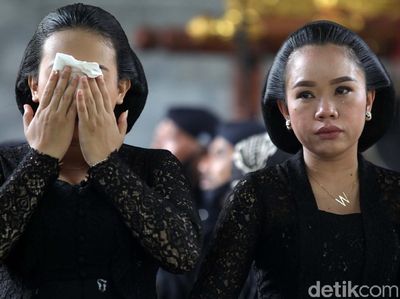Isak Tangis Lepas Jenazah Dalang Ki Seno Nugroho