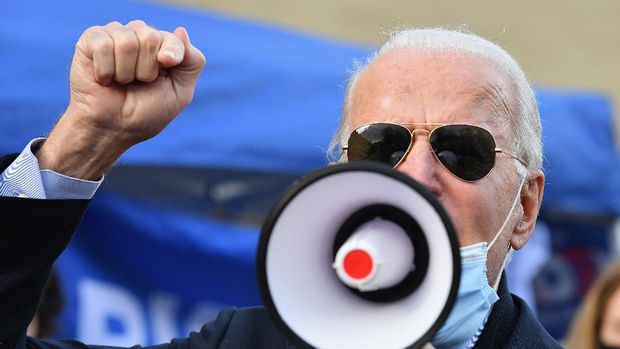 Democratic presidential candidate Joe Biden speaks to supporters in Philadelphia, Pennsylvania, on November 3, 2020. - The United States started voting Tuesday in an election amounting to a referendum on Donald Trump's uniquely brash and bruising presidency, which Democratic opponent and frontrunner Joe Biden urged Americans to end to restore 