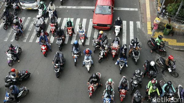 Kasihan! Hak Pejalan Kaki Dirampas Pemotor