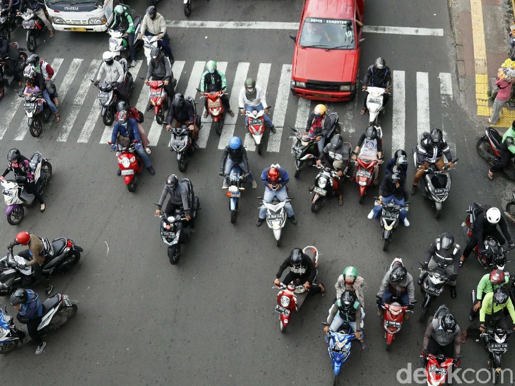 Kasihan! Hak Pejalan Kaki Dirampas Pemotor Kasihan! Hak Pejalan Kaki Dirampas Pemotor