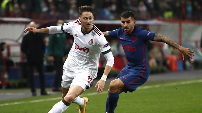 Lokomotivs Anton Miranchuk, left, and Atletico Madrids Angel Correa challenge for the ball during the Champions League Group A soccer match between Lokomotiv Moscow and Atletico Madrid in Moscow, Russia, Tuesday, Nov. 3, 2020. (Maxim Shemetov/Pool via AP)