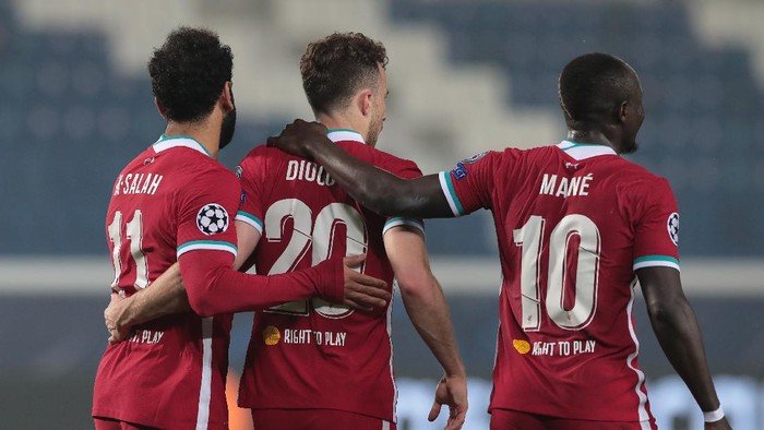 BERGAMO, ITALY - NOVEMBER 03:  Diogo Jota of Liverpool FC celebrates his second goal with his team-mate Sadio Mane and Mohamed Salah during the UEFA Champions League Group D stage match between Atalanta BC and Liverpool FC at Gewiss Stadium on November 03, 2020 in Bergamo, Italy. (Photo by Emilio Andreoli/Getty Images)