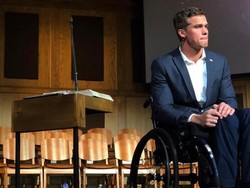 Senator Ganteng AS Dihadang Polisi di Bandara, Bawa Pistol Penuh Peluru