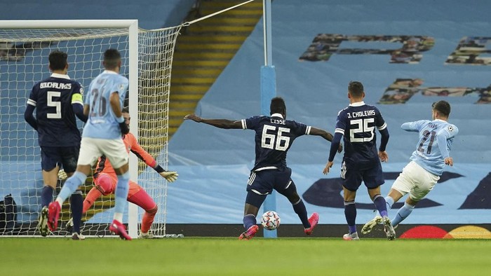Manchester Citys Ferran Torres, right, scores his sides opening goal during the Champions League group C soccer match between Manchester City and Olympiacos at the Etihad stadium in Manchester, England, Tuesday, Nov. 3, 2020. (AP Photo/Dave Thompson)