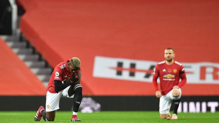 MANCHESTER, ENGLAND - NOVEMBER 01: Paul Pogba of Manchester United takes a knee in support of the Black Lives Matter movement prior to the Premier League match between Manchester United and Arsenal at Old Trafford on November 01, 2020 in Manchester, England. Sporting stadiums around the UK remain under strict restrictions due to the Coronavirus Pandemic as Government social distancing laws prohibit fans inside venues resulting in games being played behind closed doors. (Photo by Paul Ellis - Pool/Getty Images)