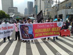 Demo di Kedubes Prancis, Massa Bawa Spanduk Hukuman Mati untuk Penghina Nabi