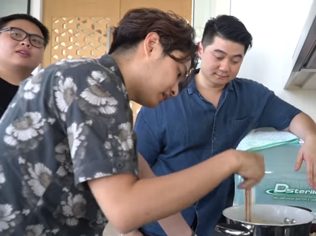 Tak Bisa Masak Indomie, Crazy Rich Surabayan Ini Diajari Chef Arnold