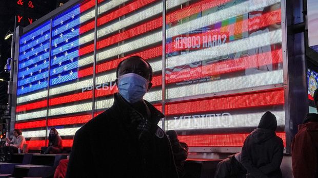 People watch election results in Times Square in New York November 3, 2020. (Photo by TIMOTHY A. CLARY / AFP)