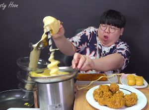 5 Mukbang dengan Konsep Tak Biasa, Ditampar Keju hingga Makan Jahe 5 Mukbang dengan Konsep Tak Biasa, Ditampar Keju hingga Makan Jahe