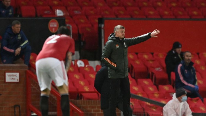 MANCHESTER, ENGLAND - NOVEMBER 01: Ole Gunnar Solskjaer, Manager of Manchester United gives his team instructions during the Premier League match between Manchester United and Arsenal at Old Trafford on November 01, 2020 in Manchester, England. Sporting stadiums around the UK remain under strict restrictions due to the Coronavirus Pandemic as Government social distancing laws prohibit fans inside venues resulting in games being played behind closed doors. (Photo by Shaun Botterill/Getty Images)