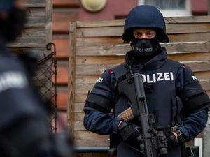 Austria Lancarkan Razia dan Tangkap 14 Orang Usai Penembakan di Wina Austria Lancarkan Razia dan Tangkap 14 Orang Usai Penembakan di Wina
