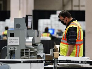 Ratusan Ribu Surat Suara via Pos Masih Dihitung di 4 Negara Bagian Kunci