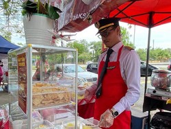 Jualan Mi Pakai Seragam, Ini Kisah Pilot Korban PHK