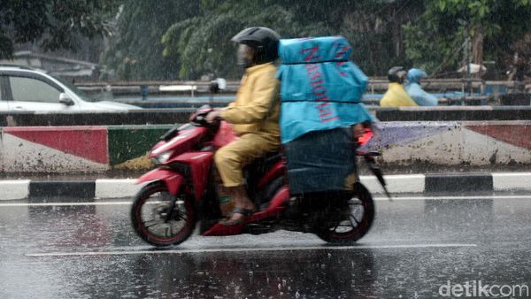 Potret Hujan Mengguyur Kawasan Jakarta
