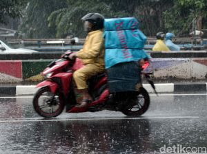 Potret Hujan Mengguyur Kawasan Jakarta