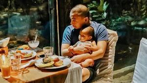 Bahagianya Raditya Dika Saat Makan Bareng Istri dan Keluarga