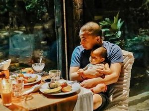 Bahagianya Raditya Dika Saat Makan Bareng Istri dan Keluarga