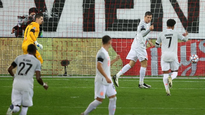 SALZBURG, AUSTRIA - NOVEMBER 03: Robert Lewandowski celebrates after scoring his sides first goal during the UEFA Champions League Group A stage match between RB Salzburg and FC Bayern Muenchen at Red Bull Arena on November 03, 2020 in Salzburg, Austria. Football Stadiums around Europe remain empty due to the Coronavirus Pandemic as Government social distancing laws prohibit fans inside venues resulting in fixtures being played behind closed doors. (Photo by Alexander Hassenstein/Getty Images)