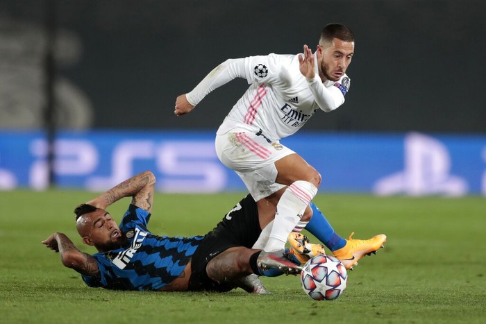 Real Madrids Eden Hazard, right, controls the ball as Inter Milans Arturo Vidal tries to stop him during the Champions League group B soccer match between Real Madrid and Inter Milan at the Alfredo Di Stefano stadium in Madrid, Spain, Tuesday, Nov. 3, 2020. (AP Photo/Bernat Armangue)