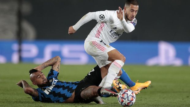 Real Madrid's Eden Hazard, right, controls the ball as Inter Milan's Arturo Vidal tries to stop him during the Champions League group B soccer match between Real Madrid and Inter Milan at the Alfredo Di Stefano stadium in Madrid, Spain, Tuesday, Nov. 3, 2020. (AP Photo/Bernat Armangue)