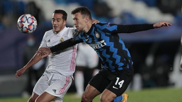 Inter Milan's Ivan Perisic, right, goes to score his side's second goal as Real Madrid's Marco Asensio tries to stop during the Champions League group B soccer match between Real Madrid and Inter Milan at the Alfredo Di Stefano stadium in Madrid, Spain, Tuesday, Nov. 3, 2020. (AP Photo/Bernat Armangue)