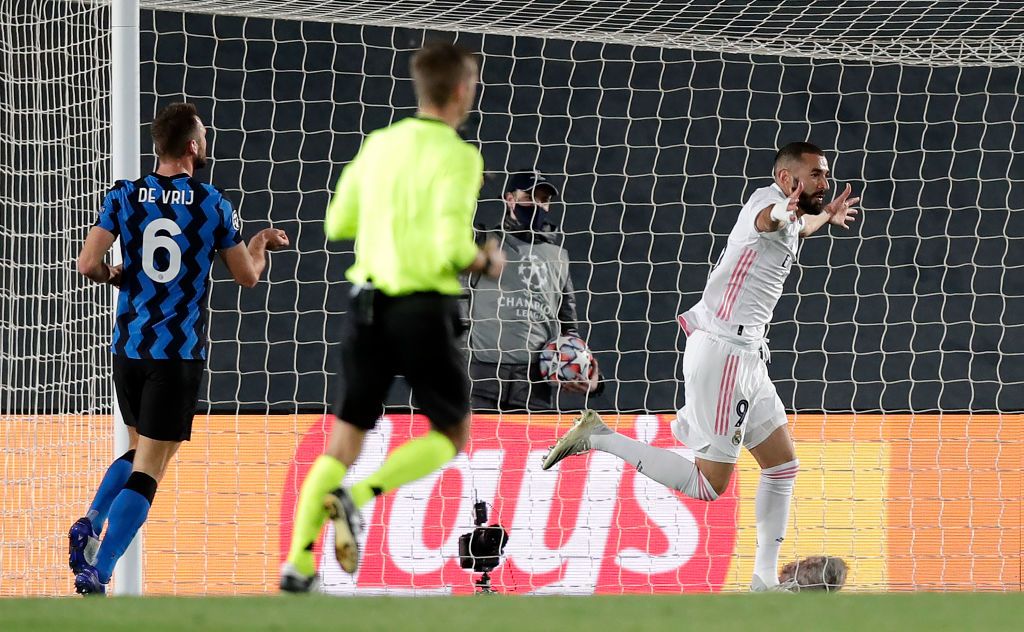 MADRID, SPAIN - NOVEMBER 03: Lautaro Martinez of Inter Milan and Sergio Ramos of Real Madrid clash during the UEFA Champions League Group B stage match between Real Madrid and FC Internazionale at Estadio Alfredo Di Stefano on November 03, 2020 in Madrid, Spain. Football Stadiums around Europe remain empty due to the Coronavirus Pandemic as Government social distancing laws prohibit fans inside venues resulting in fixtures being played behind closed doors. (Photo by Gonzalo Arroyo Moreno/Getty Images)