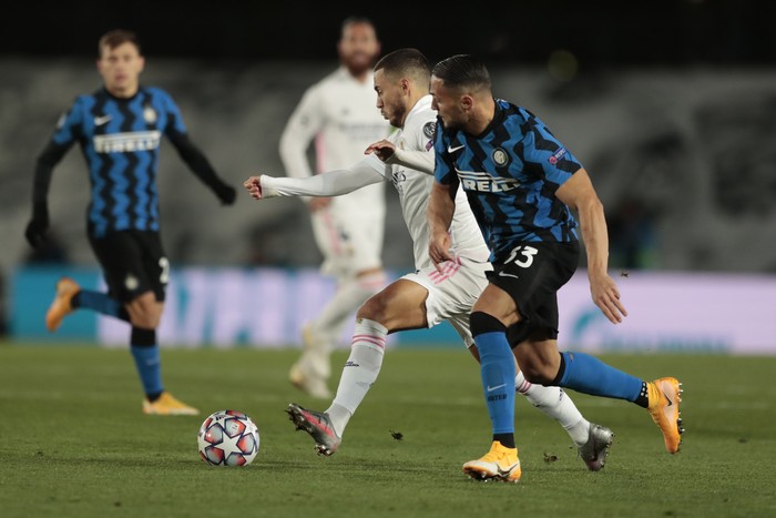 Real Madrids Eden Hazard, left, controls the ball as Inter Milans Danilo DAmbrosio tries to stop him during the Champions League group B soccer match between Real Madrid and Inter Milan at the Alfredo Di Stefano stadium in Madrid, Spain, Tuesday, Nov. 3, 2020. (AP Photo/Bernat Armangue)