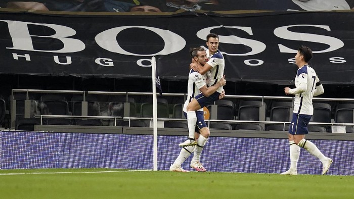 Tottenhams Gareth Bale, left, is congratulated by teammates Sergio Reguilon and Son Heung-min, right, after scoring his teams second goal during the English Premier League soccer match between Tottenham Hotspur and Brighton & Hove Albion at Tottenham Hotspur Stadium, London, Sunday, Nov. 1, 2020. (John Walton/Pool via AP)