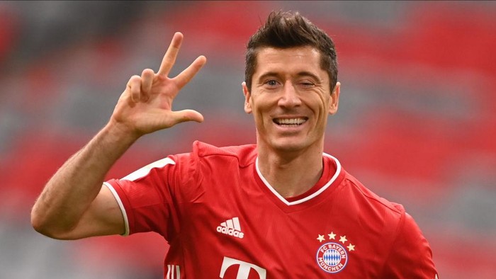 MUNICH, GERMANY - OCTOBER 24:  Robert Lewandowski of Bayern Munich celebrates after scoring during the German Bundesliga soccer match between FC Bayern Munich and Eintracht Frankfurt, in Munich, Germany, 24 October 2020.