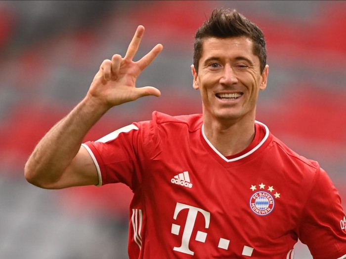 MUNICH, GERMANY - OCTOBER 24:  Robert Lewandowski of Bayern Munich celebrates after scoring during the German Bundesliga soccer match between FC Bayern Munich and Eintracht Frankfurt, in Munich, Germany, 24 October 2020.