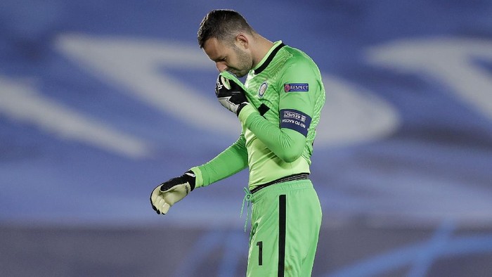 MADRID, SPAIN - NOVEMBER 03: Samir Handanovic of Inter Milan reacts at full-time during the UEFA Champions League Group B stage match between Real Madrid and FC Internazionale at Estadio Alfredo Di Stefano on November 03, 2020 in Madrid, Spain. Football Stadiums around Europe remain empty due to the Coronavirus Pandemic as Government social distancing laws prohibit fans inside venues resulting in fixtures being played behind closed doors. (Photo by Gonzalo Arroyo Moreno/Getty Images)