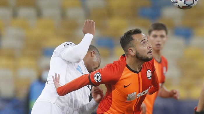 Shakhtars Maycon, right, fights for the ball with Moenchengladbachs Alassane Plea during the Champions League, Group B, soccer match between Shakhtar Donetsk and Borussia Moenchengladbach at the Olimpiyskiy Stadium in Kyiv, Ukraine, Tuesday, Nov. 3, 2020. (AP Photo/Efrem Lukatsky)