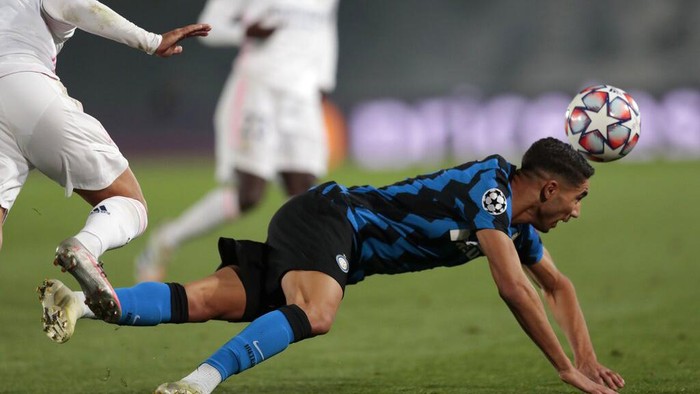 Inter Milans Achraf Hakimi heads the ball during the Champions League group B soccer match between Real Madrid and Inter Milan at the Alfredo Di Stefano stadium in Madrid, Spain, Tuesday, Nov. 3, 2020. (AP Photo/Bernat Armangue)