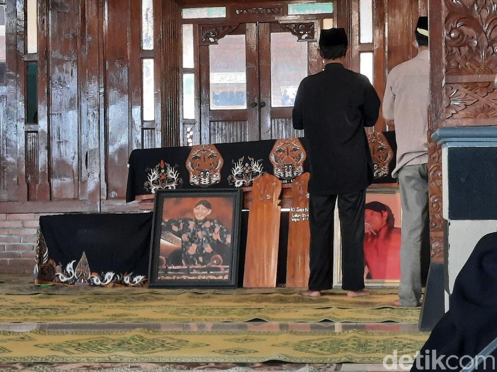 Pelayat Mulai Berdatangan di Rumah Duka Dalang Ki Seno Nugroho Pelayat Mulai Berdatangan di Rumah Duka Dalang Ki Seno Nugroho