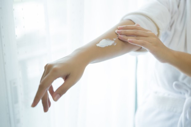 Tangan sudah langganan menjadi salah satu area terkering di tubuh selama musim hujan maupun musim kemarau.