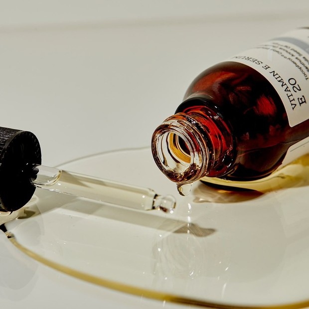 Vitamin C menjadi salah satu kandungan yang antioksidannya kuat akan membantu melindungi kulit dari kerusakan akibat radikal bebas.