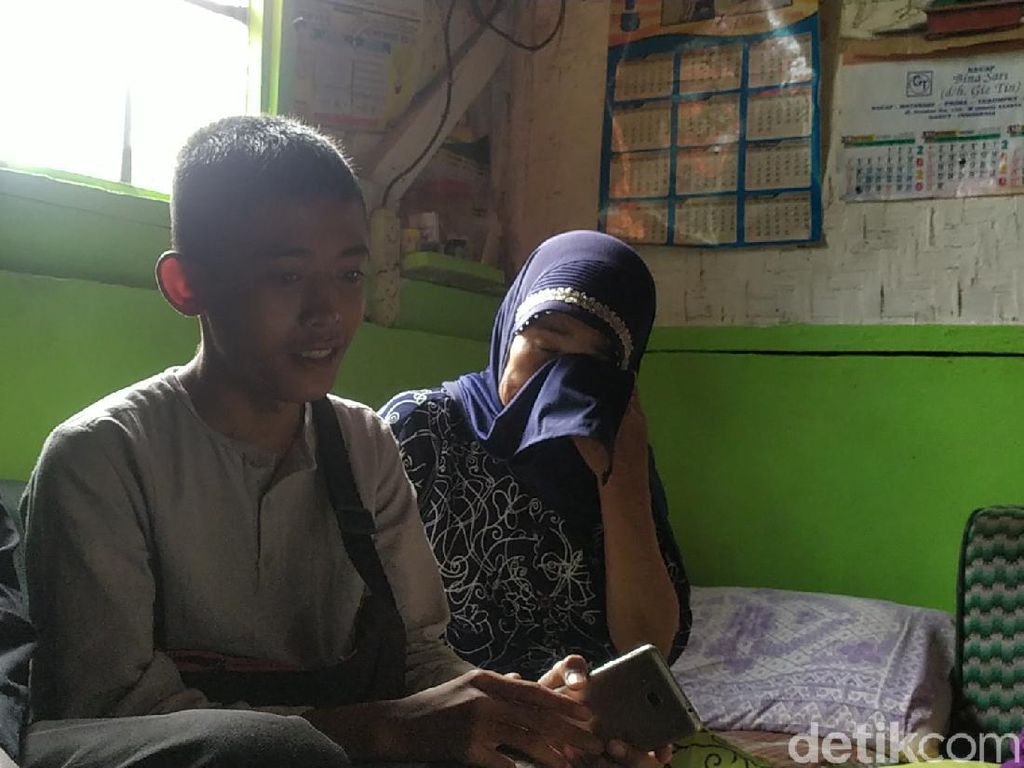 Cerita Akbar Pemulung Viral Ngaji di Trotoar 3 Hari Jalan Garut-Bandung Cerita Akbar Pemulung Viral Ngaji di Trotoar 3 Hari Jalan Garut-Bandung