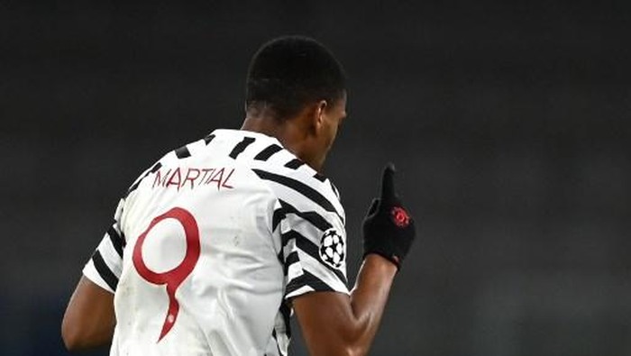 Manchester Uniteds French forward Anthony Martial celebrates scoring his teams first goal during the UEFA Champions League football match group H, between Istanbul Basaksehir FK and Manchester United, on November 4, 2020, at the Basaksehir Fatih Terim stadium in Istanbul. (Photo by OZAN KOSE / AFP)
