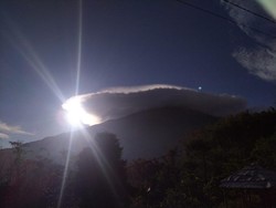 Saat Gunung Welirang-Anjasmoro Bertopi Awan Lentikularis