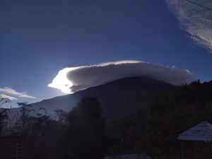 Awan Lentikularis di Gunung Welirang-Anjasmoro Bahaya Bagi Helikopter