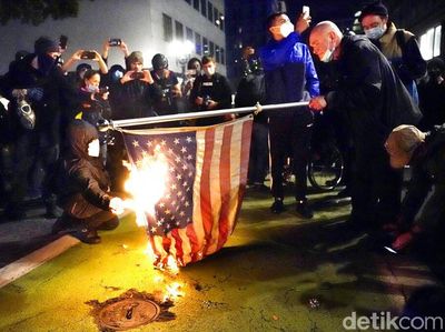 Foto Massa Bakar Bendera Amerika